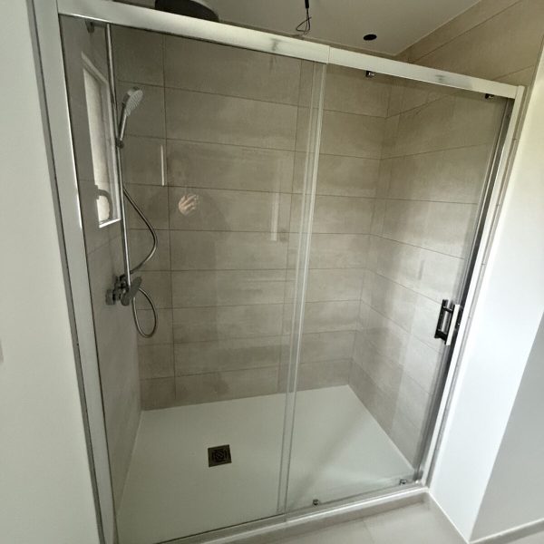 easyplomberie-douche-cabine-porte-coulissante-carrelage-gris-2
