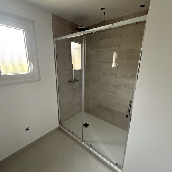 easyplomberie-douche-cabine-porte-coulissante-carrelage-gris