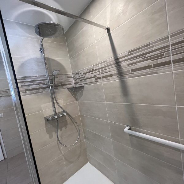 easyplomberie-douche-pluie-mosaique-carrelage-beige