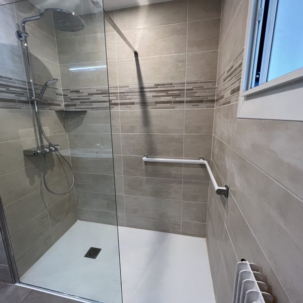 easyplomberie-douche-pmr-barre-appui-fenetre