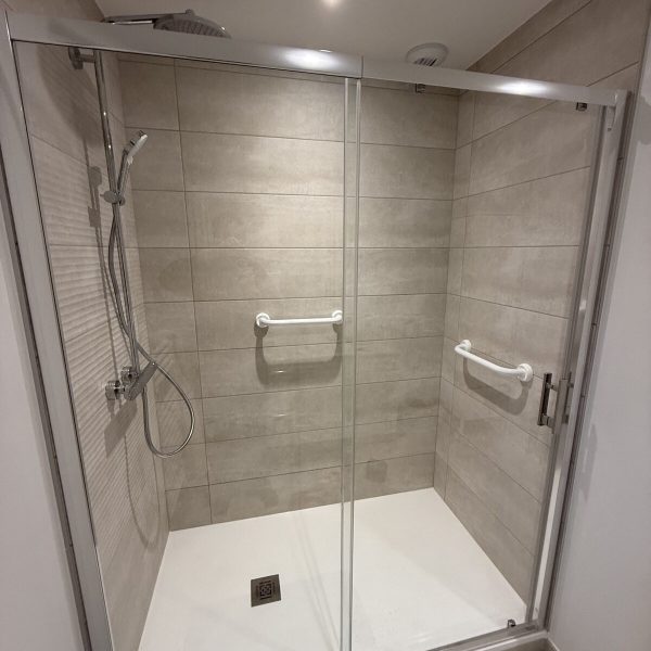 easyplomberie-douche-pmr-barres-appui