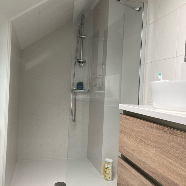 easyplomberie-douche-sous-pente-paroi-verre-meuble-vasque-bois