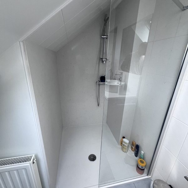 easyplomberie-douche-sous-pente-paroi-verre