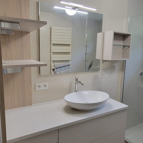 easyplomberie-meuble-vasque-blanc-miroir-etageres-bois