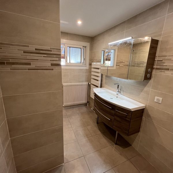 easyplomberie-salle-de-bain-meuble-vasque-carrelage-beige