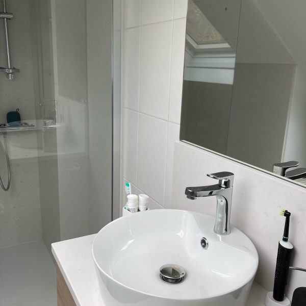 easyplomberie-vasque-ceramique-plan-blanc-douche-sous-pente