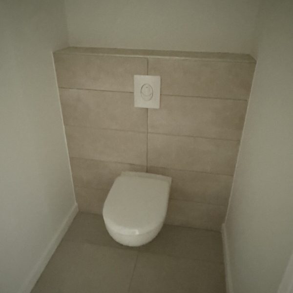 easyplomberie-wc-suspendu-habillage-bois